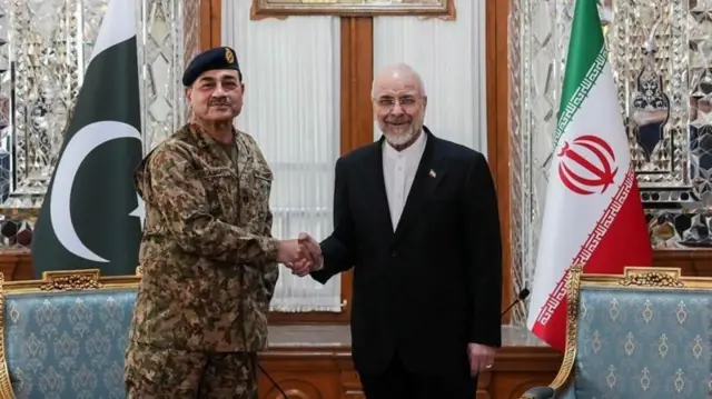 ፊልድ ማርሻል ኣሲም ሙኒር ምስ መሓመድ-ባገር ጋሊባፍ ሰላምታ እናተለዋወጠ፡ ቴህራን፡ 16 ሚያዝያ 2026