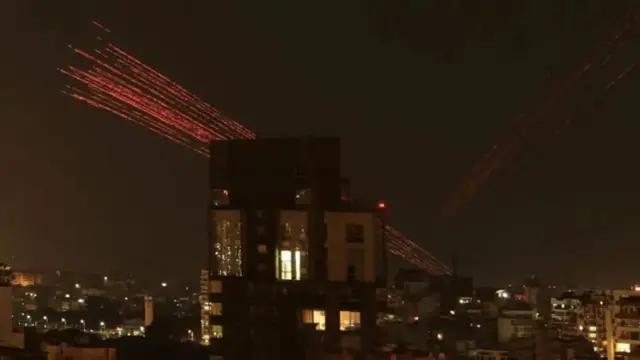 د بیروت په فضا کې د اوربند په مناسبت د خوښیو لمانځنې په پار د هوايي ډزو روښنايي لرونکې مرمۍ ښکاري.