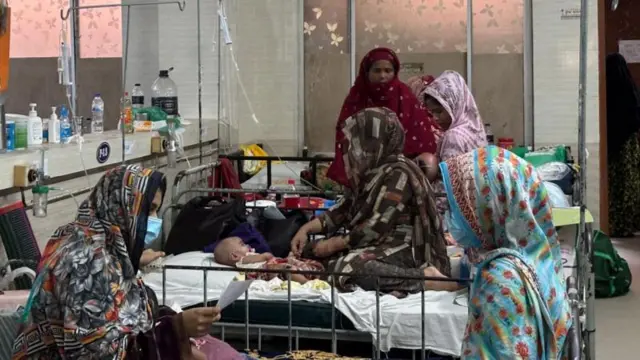 হাসপাতালে হাম আক্রান্ত শিশুর সাথে মা ও স্বজনরা