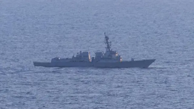 ሓንቲ ናይ ጽዕነት መርከብ ኣብ ባሕሪ እናኣንሳፈፈት ትርአ