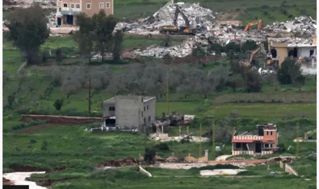 Imodoka z’igisirikare cya Israel zari zirinze imashini zicukura (excavators) zasenyaga inyubako mu mudugudu wa Mais al-Jabal uri mu majyepfo ya Libani,