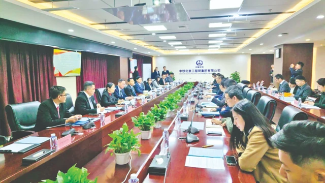 နေပြည်တော်က စွမ်းအင်ဝန်ကြီးဦးကိုကိုလွင်နဲ့အဖွဲ့ တရုတ်ကုမ္ပဏီတွေနဲ့ ဘေဂျင်းမှာတွေ့ဆုံနေတဲ့မြင်ကွင်း