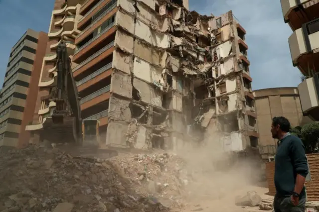 እዚ ካብ ማዕከን ዜና ሮይተርስ ዝተረኽበ ስእሊ፡ ዋኤል ሳባግ - ኣዲኡ ኣፋፍ ሲዳውይን ሓዉ ሓሰንን ብ8 ሚያዝያ ኣብ ልዕሊ ሓደ ህንጻ ብዝተፈጸመ መጥቃዕቲ እስራኤል ዝተቐትሉ - ኣብ ቤይሩት ኣብቲ ቦታ ደው ኢሉ ዘርኢ ስእሊ'ዩ