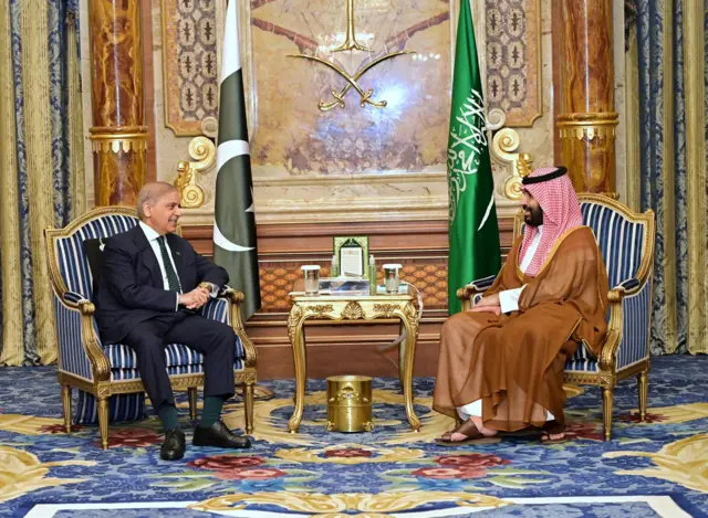 شهباز شریف، نخست وزیر پاکستان در دیدار با محمدبن سلمان، ولیعهد عربستان