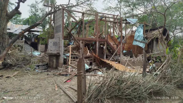 ဝန်လဲရွာက ‌လေကြောင်းကြဲခံလိုက်ရတဲ့ အရပ်သားနေအိမ်