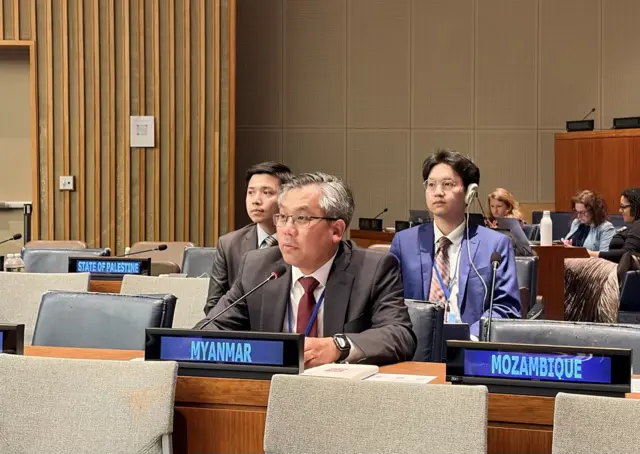 နယူးယောက်မြို့၊ ကုလသမဂ္ဂအစည်းအဝေးပွဲမှာတွေ့ရတဲ့ ကုလသမဂ္ဂဆိုင်ရာ မြန်မာသံ အမတ်ကြီး ဦးကျော်မိုးထွန်း