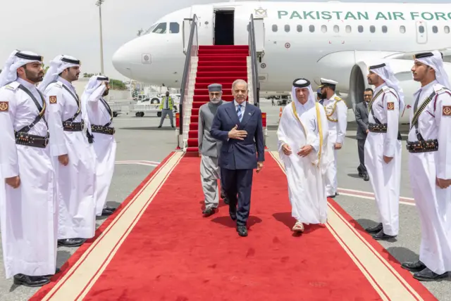 شهباز شریف در فرودگاه دوحه قطر