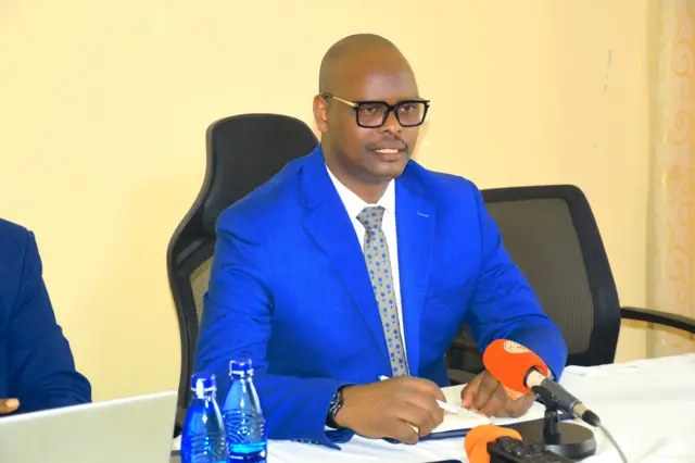 Ifoto y'Umushikiranganji Gabby Bugaga arimo kuvugira muri 'micro'.