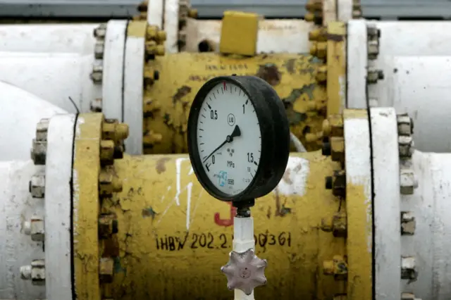 Манометр на нефтепроводе Дружба