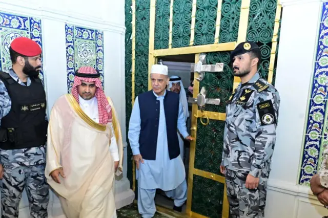 وزیرِ اعظم اور وفد کے لیے روضہ رسول کے دروازے کھولے گئے