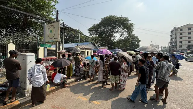 ဧပြီ ၁၇ ရက် အင်းစိန်‌ထောင်ရှေ့မြင်ကွင်း