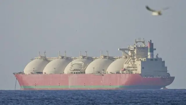 হরমুজ প্রণালি অবরুদ্ধ থাকায় বিশ্বজুড়ে জ্বালানি নিয়ে অস্থিরতা অব্যাহত রয়েছে