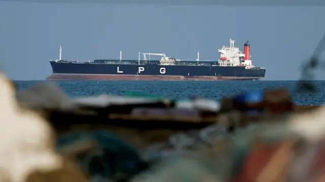 Ubwato burimo guca mu muhora wa Hormuz mu gihe gishize