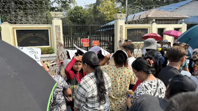 ဧပြီ ၁၇ ရက် အင်းစိန်‌ထောင်ရှေ့မြင်ကွင်း