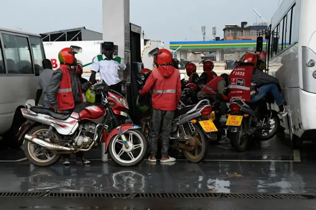 Abamotari bugamye imvura kuri stasiyo Rubis mu mujyi wa Kigali, ku itariki ya 15 Werurwe (3) mu mwaka wa 2023.