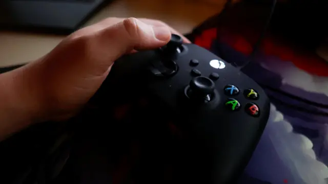 Рука с джойстиком к Xbox