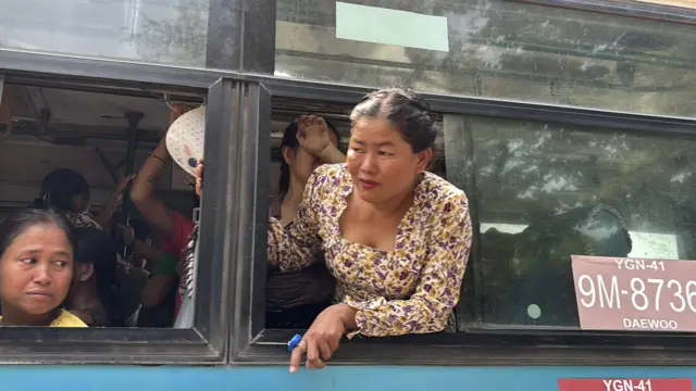 ဧပြီ ၁၇ ရက် အင်းစိန်‌ထောင်က လွတ်မြောက်လာသူတွေ လိုက်ပါလာတဲ့ကား