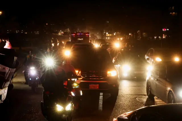 ازدحمت السيارات على أحد الطرق مع عودة النازحين إلى منازلهم في صيدا، لبنان، 17 أبريل/نيسان 2026.