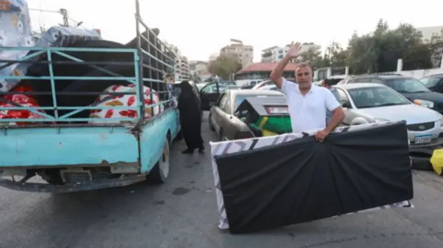 गद्दे लेकर लौटते लोग