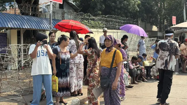 ဧပြီ ၁၇ ရက် အင်းစိန်‌ထောင်ရှေ့မြင်ကွင်း