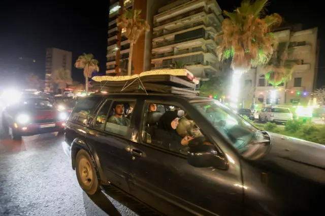 نازحون يعودون إلى منازلهم في سيارة تحمل أمتعتهم على سطحها بعد دخول وقف إطلاق النار الذي استمر عشرة أيام بين لبنان وإسرائيل حيز التنفيذ، في صيدا، لبنان، 17 أبريل/نيسان 2026. رويترز/عزيز طاهر