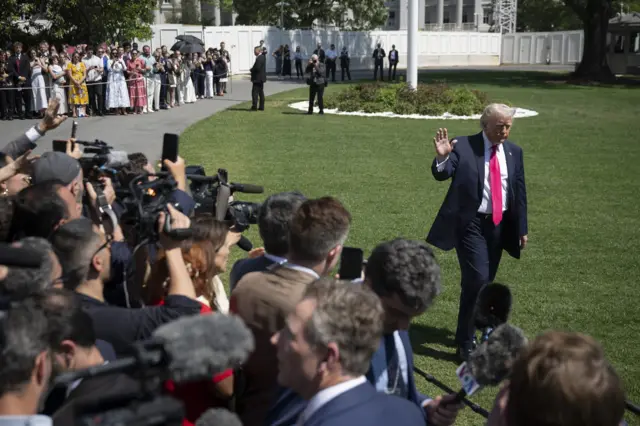 ترامب يتحدث إلى الصحافة قبل مغادرته البيت الأبيض متوجهاً إلى لاس فيغاس، نيفادا، في 16 أبريل/نيسان 2026، في واشنطن العاصمة.