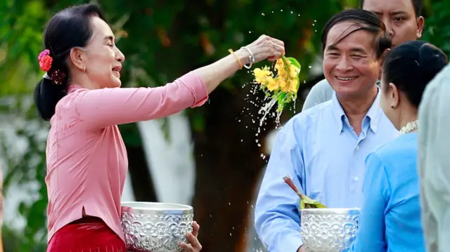 ၂၀၁၈ ခုနှစ် သင်္ကြန်ကာလမှာ အတူတွေ့ရတဲ့ ဒေါ်အောင်ဆန်းစုကြည်နဲ့ သမ္မတဦးဝင်းမြင့်