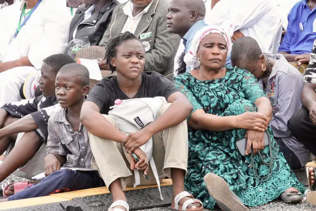 Bamwe mu banya-Cameroun baraye hanze kugirango bitabire umuhango wa Papa