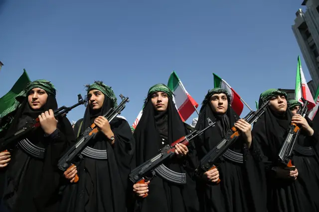 सरकार के प्रति समर्थन दिखाने वाले नेशनल आर्मी डे के मौक़े पर महिलाएं तरह तरह के हथियारों के साथ दिखीं