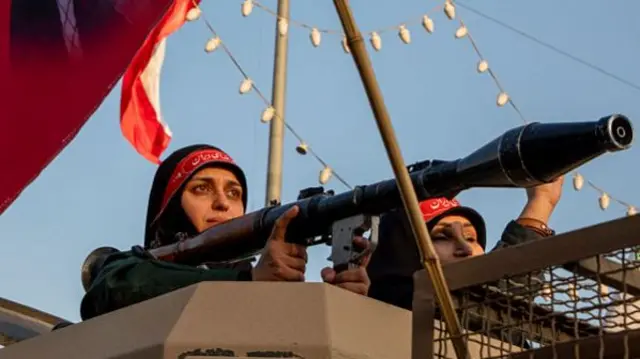 मिसाइल लॉन्चर के साथ महिलाएं