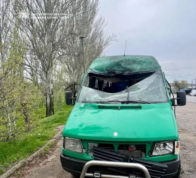 Поврежденный в результате атаки микроавтобус