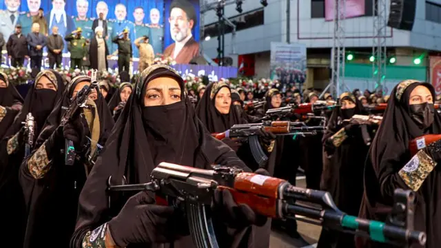 महिलाएं बंदुक के साथ