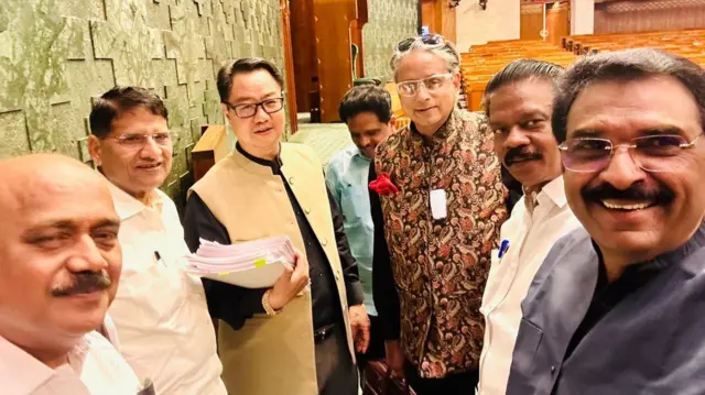 किरेन रिजिजू और शशि थरूर