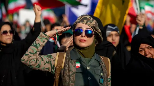 शुक्रवार को आर्मी डे के मौक़े पर निकाले गए मार्च में शामिल एक महिला