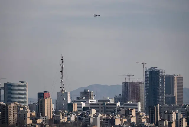 তেহরানের আকাশে একটি হেলিকপ্টার উড়ছে