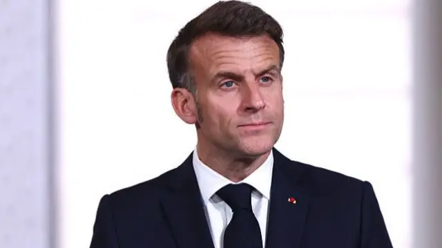 मैक्रों