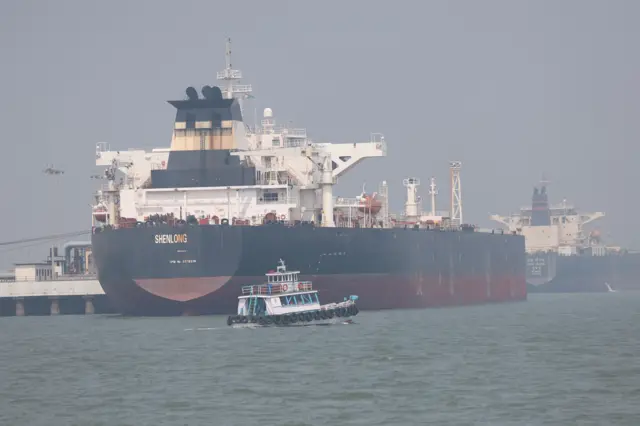 کشتی‌ها در تنگه هرمز