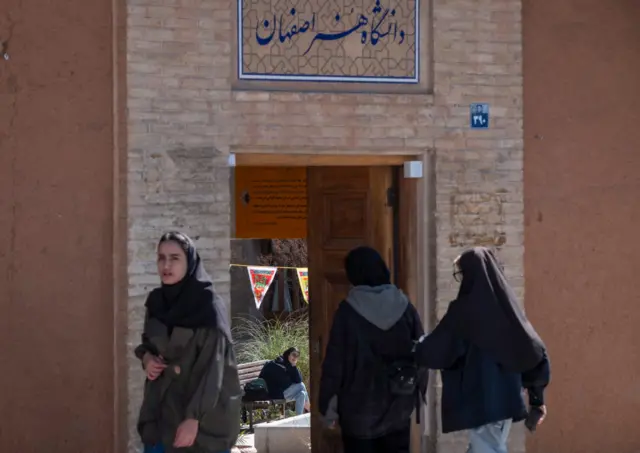 يظهر في الصورة طلاب فنون إيرانيون شباب أمام جامعة الفنون في مدينة أصفهان الإيرانية، بتاريخ 22 فبراير/شباط 2025.