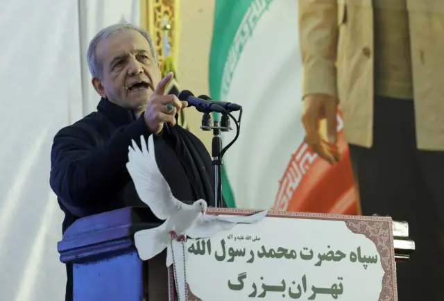 الرئيس الإيراني يلقي كلمة خلال إحياء ذكرى مقتل قاسم سليماني، طهران، 1 يناير/كانون الثاني 2026