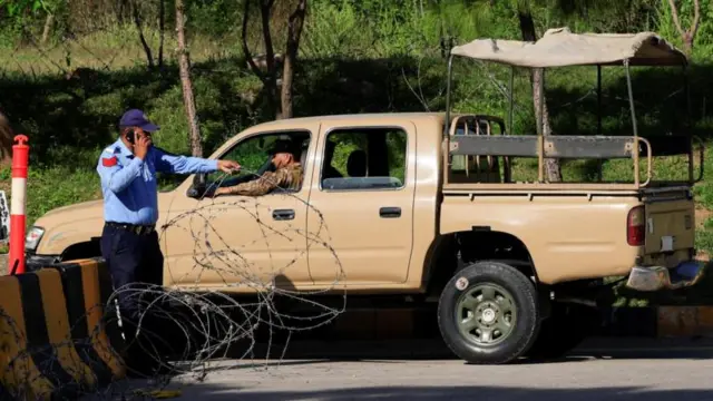 أغلقت الطرق المؤدية إلى المنطقة الدبلوماسية في إسلام آباد، فيما تولى الجيش تأمين المداخل عبر وضع أسلاك شائكة.