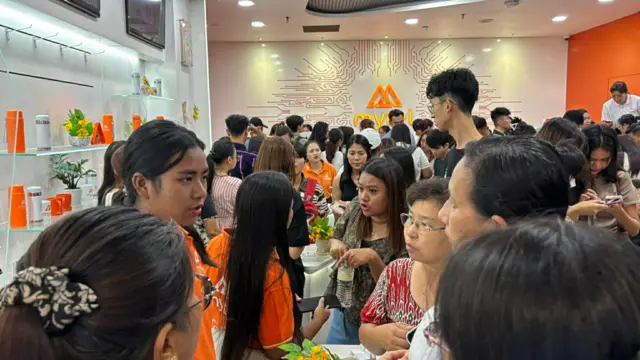 မတ် ၃၁ ရက်က ရန်ကုန်မြို့၊ မြန်မာပလာဇာ ဈေးဝယ်စင်တာက ဖုန်းအော်ပရေတာ အရောင်းဆိုင်မှာ တန်းစီနေကြတဲ့မြင်ကွင်း