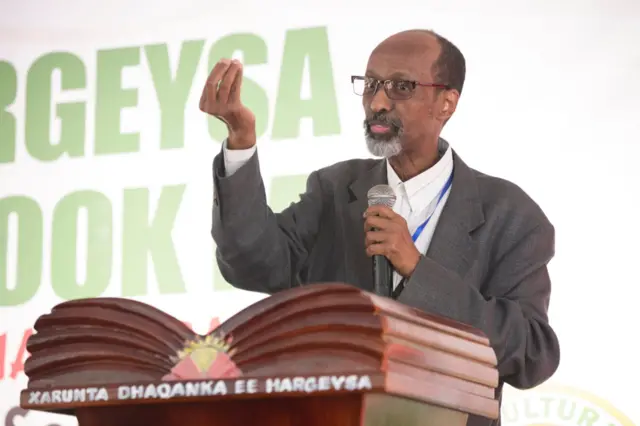 ምሁርን ደራስን ዓሊ ጅምዓለ ኣብ መድረኽ እንተዛረበ