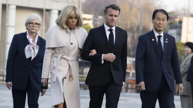 Macron, iyo xaaskiisa Brigitte, ayaa maanta ku sugan Kuuriyada Koonfureed halkaas oo ay ku booqdeen xuska dagaalka Seoul