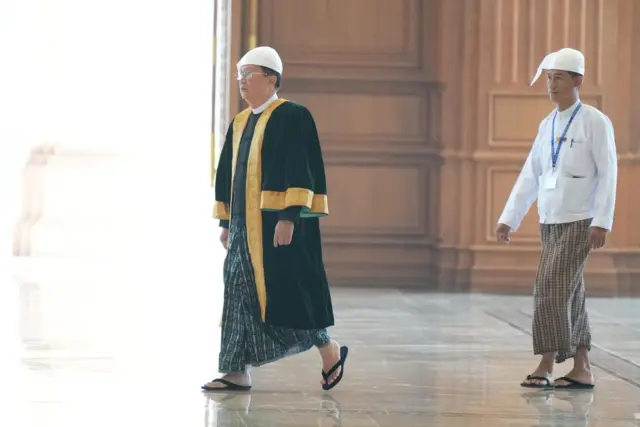 ပြည်ထောင်စုလွှတ်တော် နာယကလည်းဖြစ်၊ အမျိုးသားလွှတ်တော် ဥက္ကဋ္ဌလည်းဖြစ်တဲ့ ဦးအောင်လင်းဒွေးကို ပြီးခဲ့တဲ့တစ်ပတ် အမျိုးသားလွှတ်တော်အစည်းအဝေးမှာမြင်တွေ့ရတာဖြစ်ပါတယ်