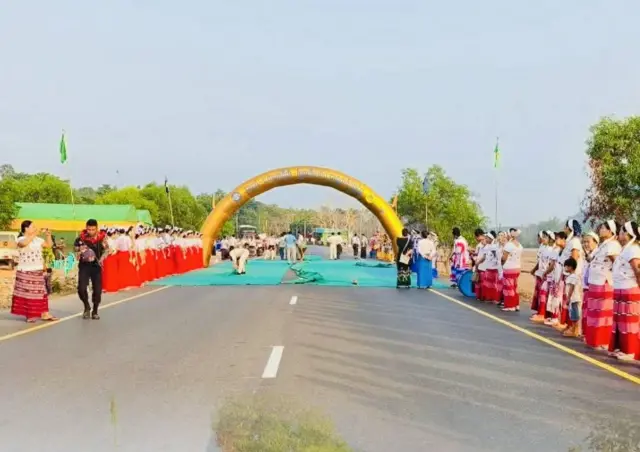 ဧပြီလ ၂ ရက် မနက်ပိုင်းတုန်းက ပြုလုပ်တဲ့ ဘားအံ-ကော့ကရိတ်-မြဝတီ အာရှလမ်းဖွင့်ပွဲအခမ်းအနား