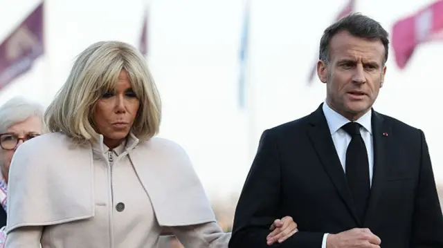 मैक्रों और उनकी पत्नी ब्रिजिट