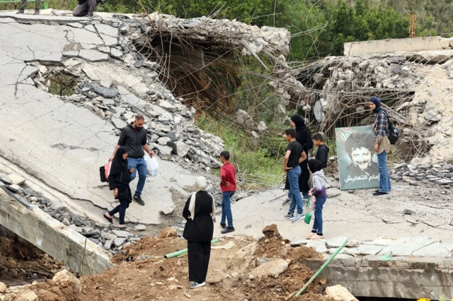 እስራኤል የሊባኖስን ድልድዮች በማውደሟ የተፈናቀሉ ነዋሪዎች ወደ መኖሪያቸው ለመመለስ በተሰበረው ድልድይ ላይ ሲጓዙ ታይተዋል