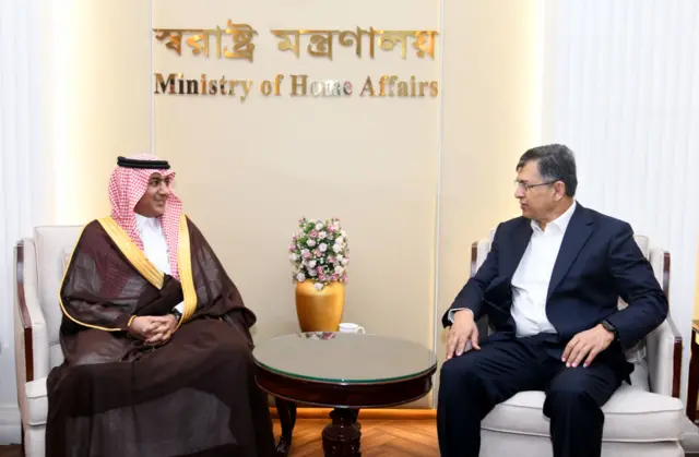 সোমবার ঢাকায় নিযুক্ত সৌদি রাষ্ট্রদূত আব্দুল্লাহ জাফর এইচ বিন আবিয়ার সঙ্গে সৌজন্য সাক্ষাত করেন স্বরাষ্ট্রমন্ত্রী সালাহউদ্দিন আহমদ