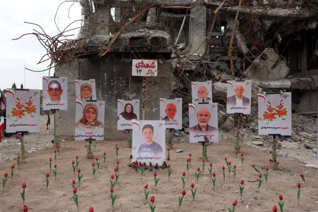 صور لأشخاص قُتلوا في غارة جوية أمريكية إسرائيلية على مبنى سكني أمام نفس المبنى في طهران، إيران، في 13 أبريل 2026.