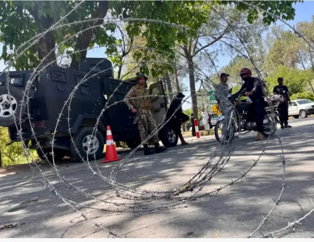 Insinga z’ibyuma zikarishye (barbed wire) zashyizwe ku mihanda muduce tw'umujyi ahatuye aba diplomate